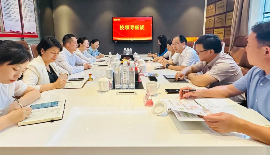 攜手共育英才！華逸府&湖南食品藥品職業(yè)學院校企合作簽約授牌儀式隆重舉行